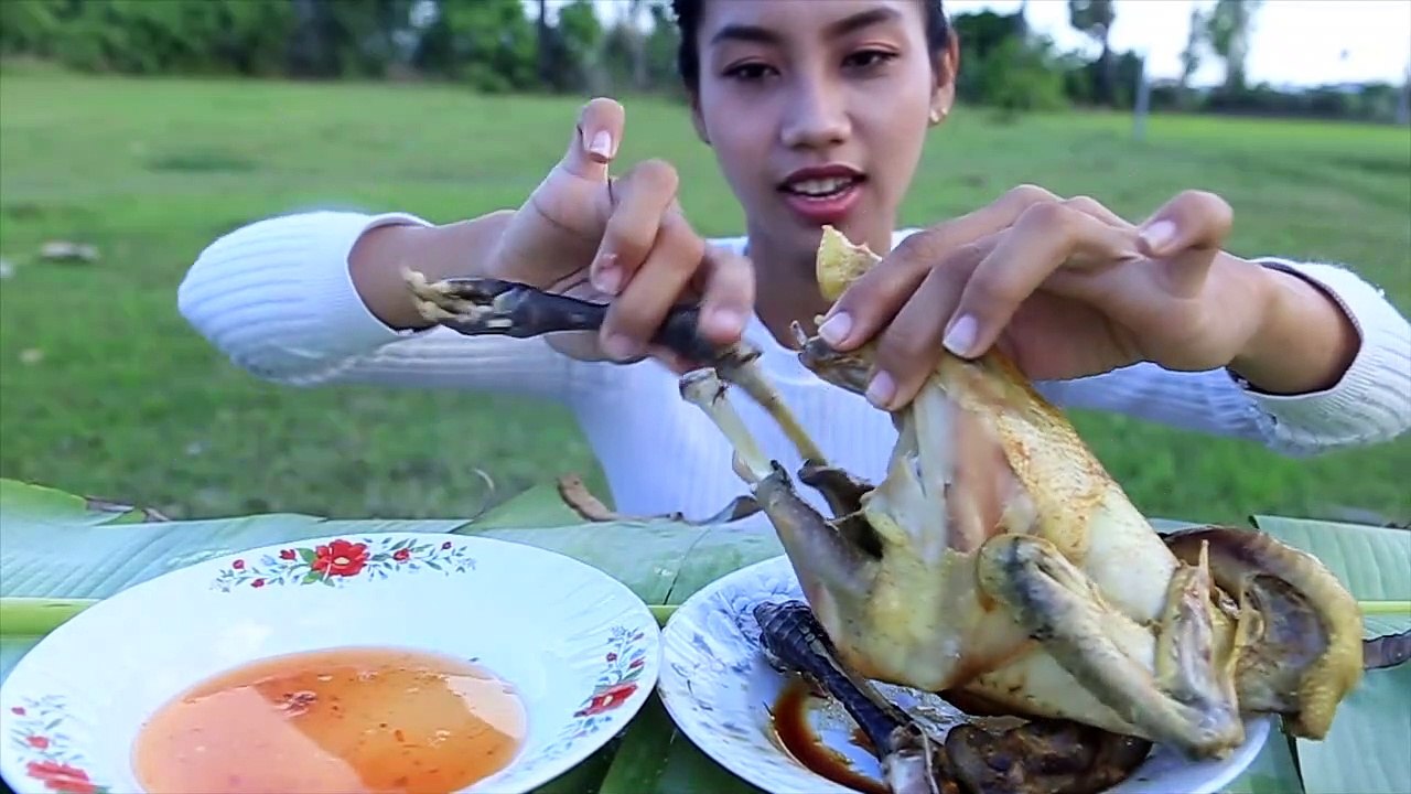 ASMR BBQ चिकन खा रहा है
