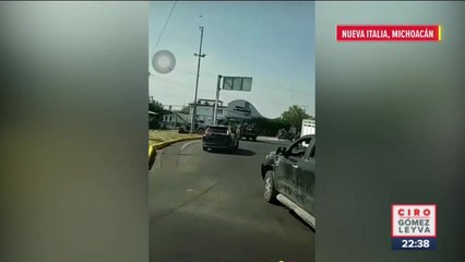 Convoy del ejército es perseguido por civiles a bordo de camionetas en Nueva Italia