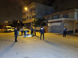 MOTOSİKLETLİ İKİ ŞÜPHELİ, KALAŞNİKOF VE 100 MERMİYLE YAKALANDI