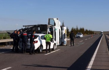 Otomobil yüklü tır devrildi, 9 araç hasar gördü