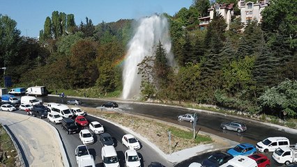 Su borusu patladı, fışkıran su metrelerce yüksekliğe ulaştı