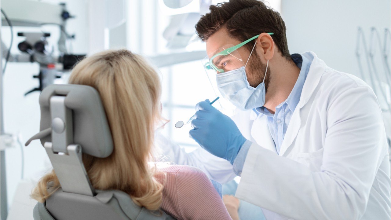 Le dentiste lui arrache toutes les dents et réclame une petite fortune