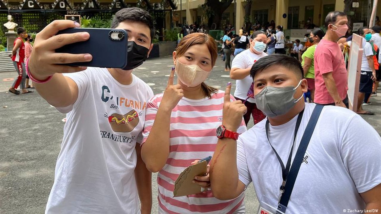 Filipinos voting for economic recovery