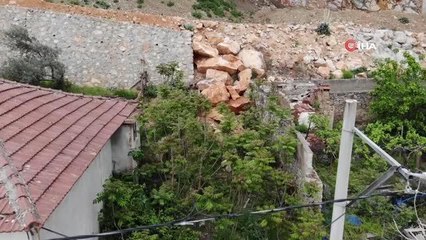 Yerleşim yerine bırakılan dev kayalar mahalle halkını tedirgin ediyor