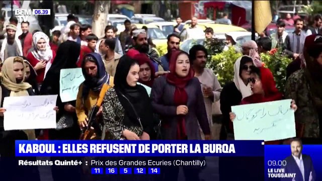 À Kaboul, des femmes ont manifesté contre l'obligation du port du voile intégral en public imposée par les talibans