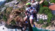 Antalya'da paraşüte binen ABD'li turist heyecandan bayıldı