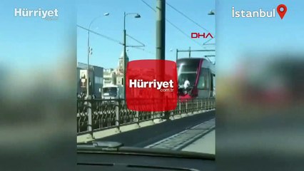 Çocukların tramvayda tehlikeli yolculuğu kamerada