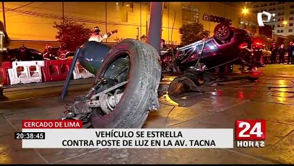 Cercado de Lima: poste a punto de caer tras choque de camioneta