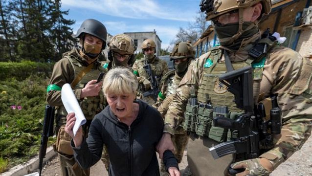 Ukrayna özel kuvvetleri vatan hainlerinin peşinde! Belediye meclis sekreterinin yakalanma anı kamerada