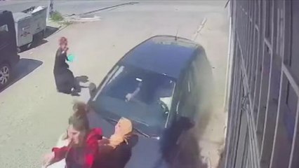 Son dakika haberi... Kaza anından fotoğraflar // Kartal'da otomobil kaldırımdaki işçileri ezdi