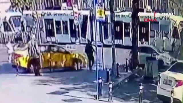 İstanbul Fatih'te tramvay ve İETT otobüsünün çarpışma anından yeni görüntüler