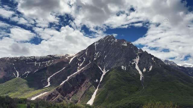Tunceli'nin yaylalarında ilkbahar ve kış manzaraları bir arada