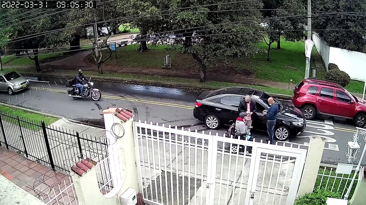 Deux voyous tentent de voler un homme en fauteuil roulant (Bogotá)