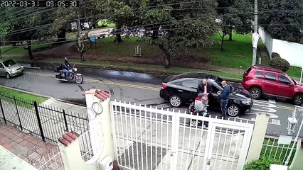 Deux voyous tentent de voler un homme en fauteuil roulant (Bogotá)
