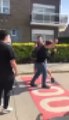 Un papa s’emporte et veut donner une leçon aux harceleurs de son fils: une bagarre éclate devant les portes de l’école