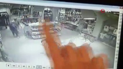 Çöken tavanın altında kalmaktan son anda kurtuldular
