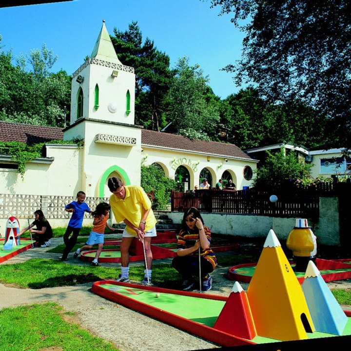 Teures Hobby: Minigolf-Fanatiker bereist die Minigolfplätze der Welt