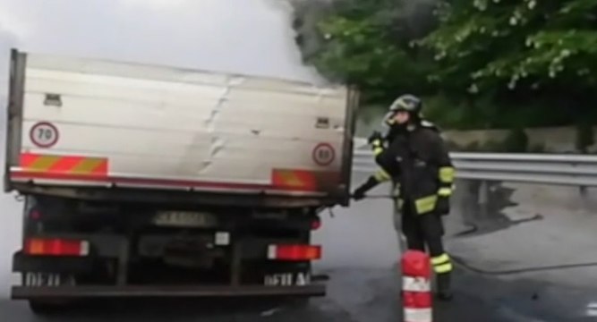 Genova - Camion in fiamme su A12 vicino Bolzaneto (11.05.22)