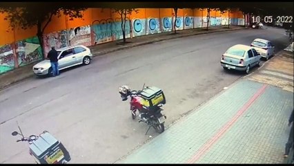 Após colisão contra Nissan Versa, Ford Ka ainda bateu contra poste; Veja o vídeo