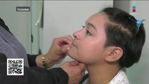 Mujeres migrantes trabajan en taller de maquillaje en Tijuana
