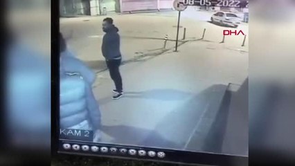 SOKAK ORTASINDA 10 KİŞİ TARAFINDAN DÖVÜLDÜ; O ANLAR KAMERADA