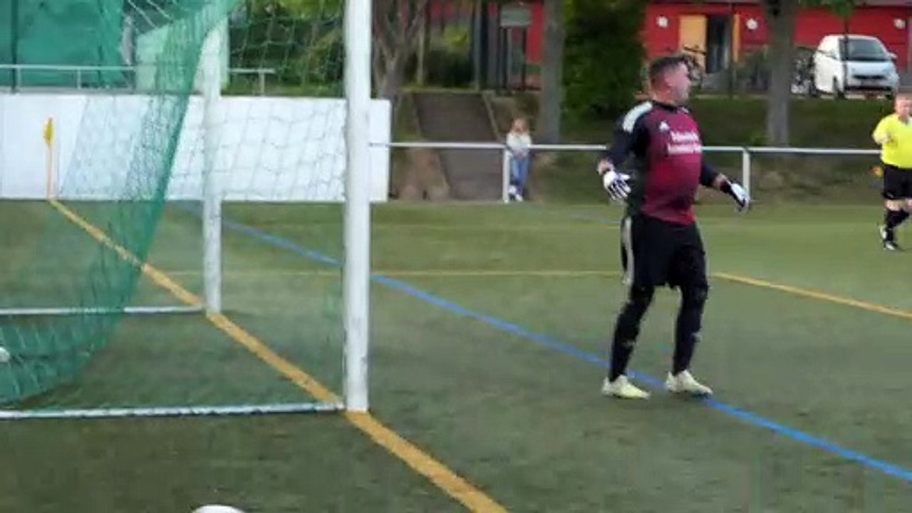 Tim Gödiker vom VfB Sattenhausen hält Elfmeter im Spiel beim SCW Göttingen II