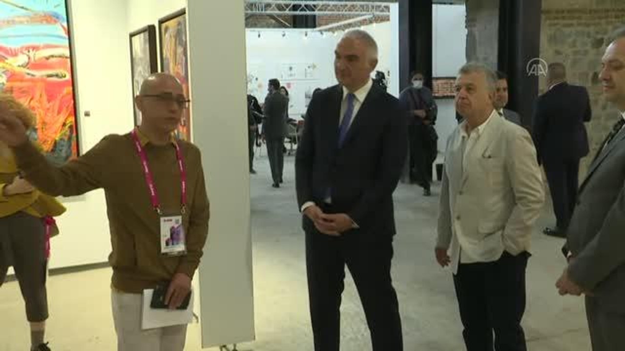 Bakan Ersoy, çağdaş sanat fuarı CI Bloom'u ziyaret etti