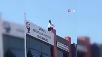 Telefonunun çalındığını iddia ederek çatıya çıkan genç, ekipleri harekete geçirdi