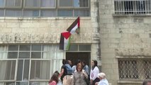 Filistinliler, İsrail'in öldürdüğü Aljazeera muhabirinin Kudüs'teki evine Filistin bayrakları astı (2)