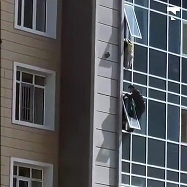 Un homme risque sa vie pour sauver une jeune fille suspendue à une fenêtre