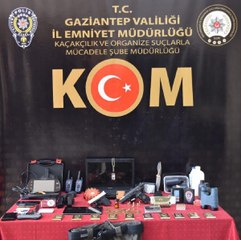 GAZİANTEP'TE SAHTE MİT'ÇİNİN ARACINDA SİLAH, TARİHİ ESER VE UYUŞTURUCU ELE GEÇİTİ