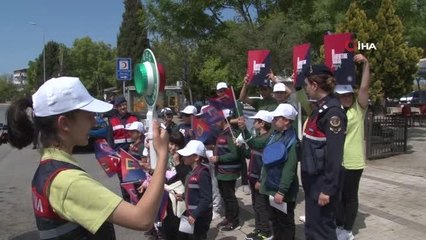 Emel Sayın'ın yayalar için güvenli trafik etkinliğine katıldı