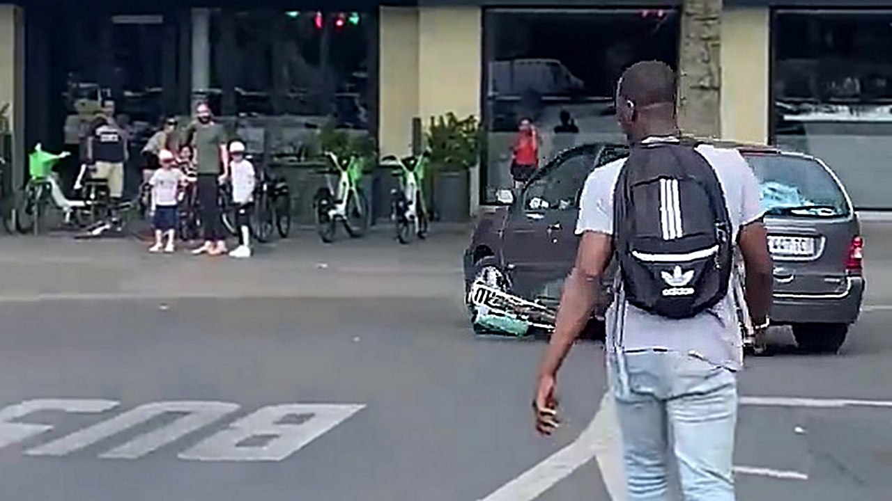 Un automobiliste renverse un livreur Deliveroo et prend la fuite avec le vélo sous sa voiture