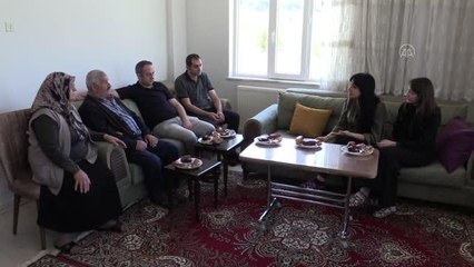 Anne ve baba ile izlerinden giden oğulları 3 çocuğun koruyucu ailesi oldu