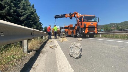HAFRİYAT KAMYONU BARİYERLERİN ÜZERİNE DEVRİLDİ; ŞOFÖR YARALANDI