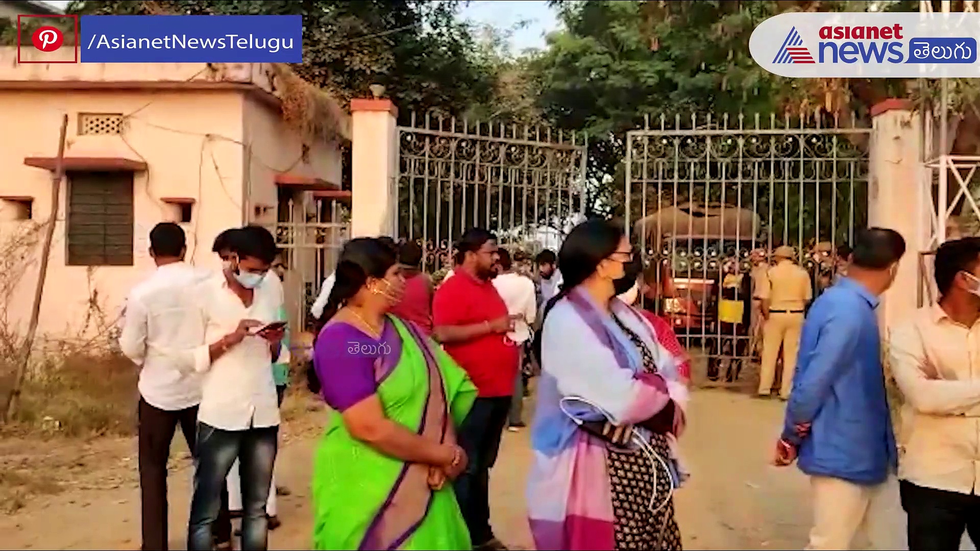 Bandi Sanjay Arrest: కరీంనగర్ లో తీవ్ర ఉద్రిక్తత...బిజెపి శ్రేణులను తరిమికొడుతున్న పోలీసులు