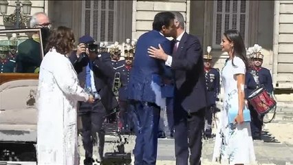 Los reyes reciben con honores militares al emir de Catar y a su mujer