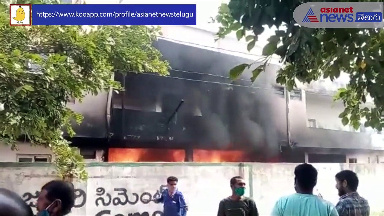 సినిమా షో నడుస్తుండగా చెలరేగిన మంటలు ...