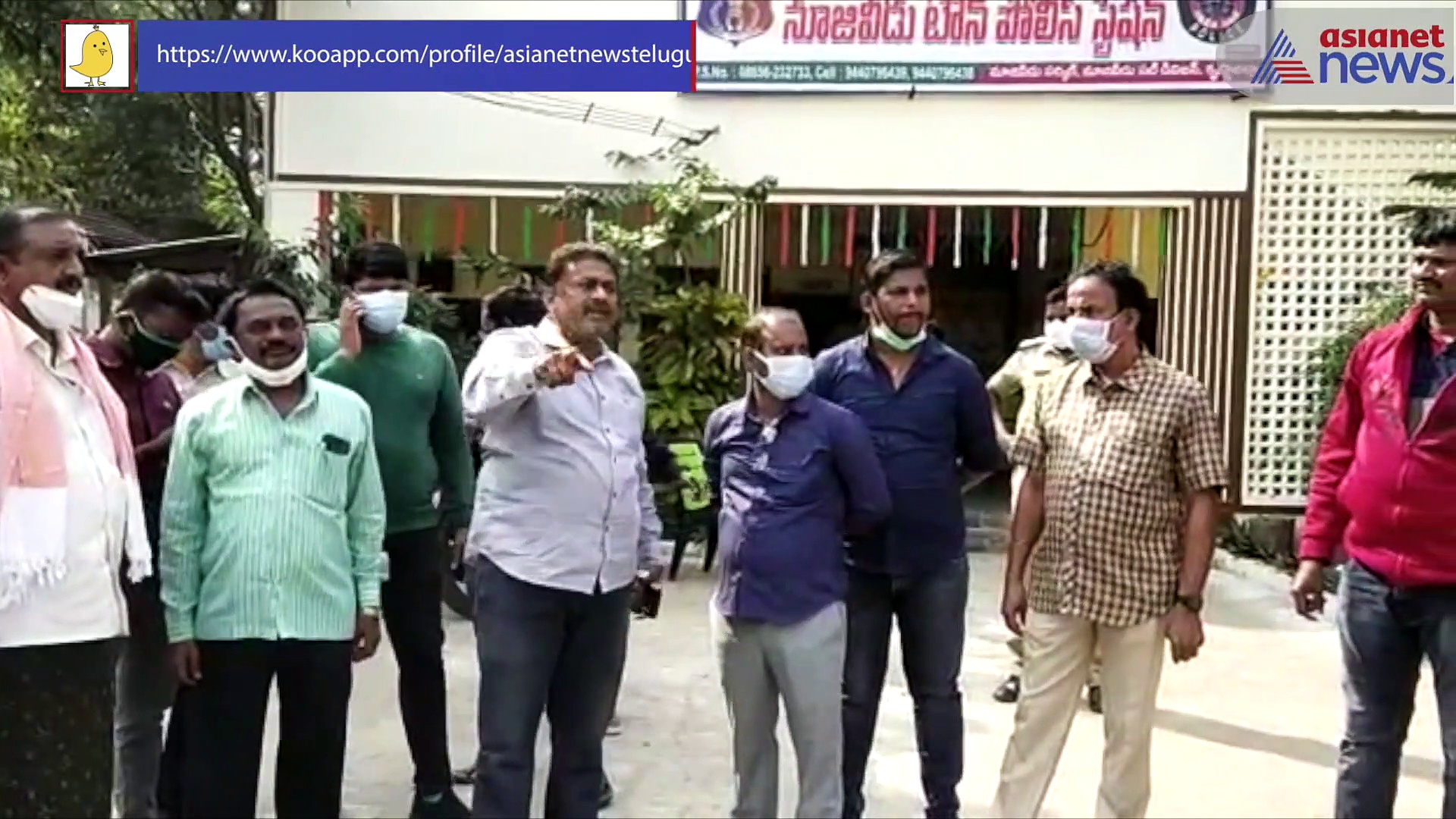 Chalo Vijayawada:నూజివీడులోనే బస్సు, ఆటో సర్వీసుల నిలిపివేస్తున్న పోలీసులు... ప్రయాణికుల కష్టాలివే...