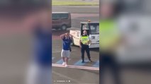 Echan a un fan del Rangers antes de despegar por robar en el carrito de las bebidas