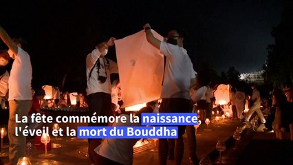 Indonésie: des centaines de lanternes pour la fête du Bouddha à Borobudur