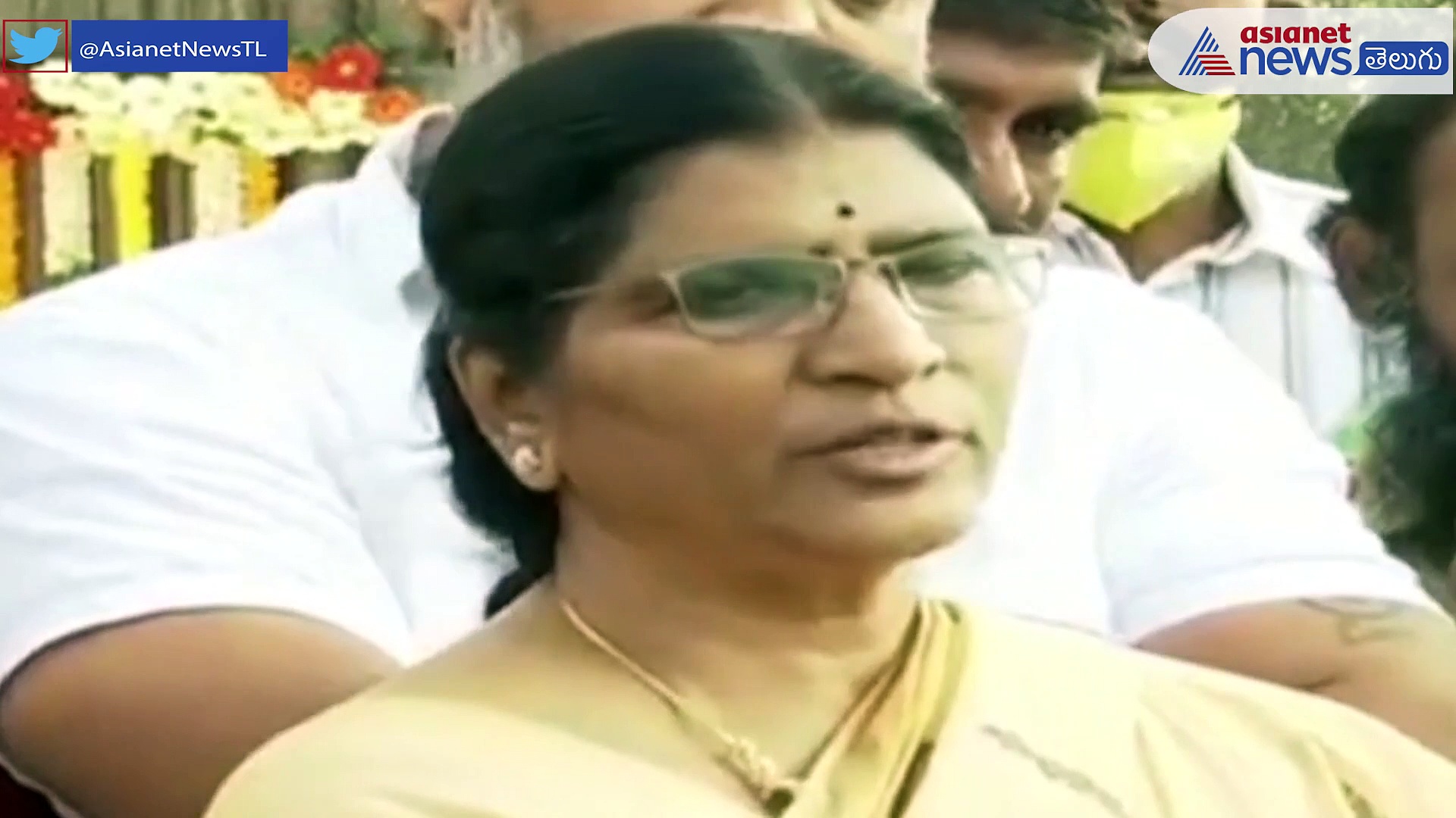 ఎన్టీఆర్ మరణించాక ఆయన ఆత్మతో నేను మాట్లాడా ... ఆయన తెలుగు రాష్ట్రాల్లోనే మళ్లీ పుడతాను అన్నారు .. లక్ష్మీపార్