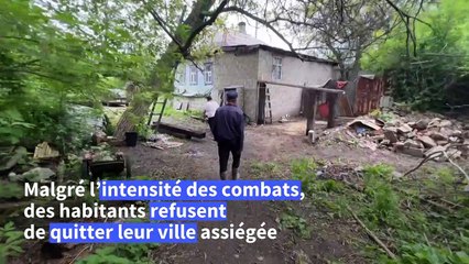 Malgré les bombardements, des familles refusent d'évacuer l'est de l'Ukraine