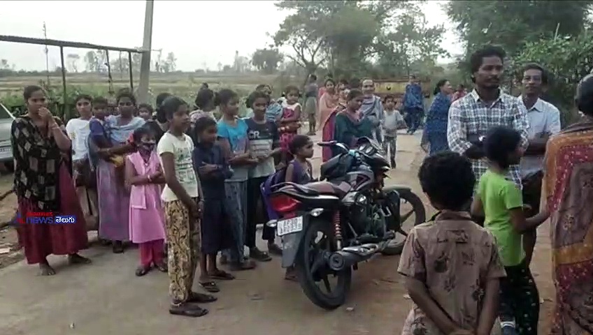 మరో కీచక ఉపాధ్యాయుడి బాగోతం బట్టబయలు ... చిన్నపిల్లలకు నీలి చిత్రాలు చూపిస్తూ శాడిజం