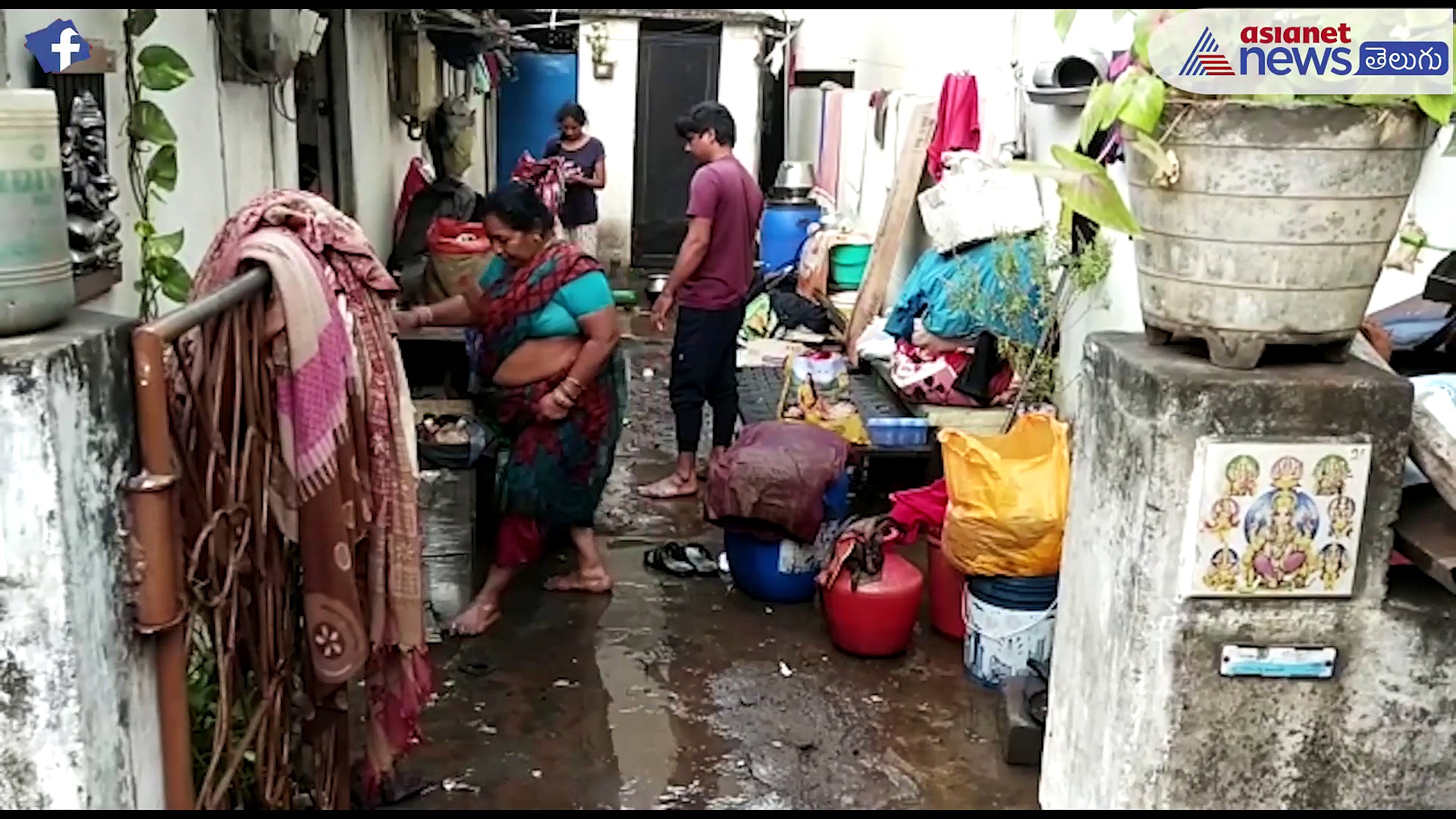 విశాఖలో పైప్ లైన్ లీక్....తడిసి ముద్దయిన కాలనీ