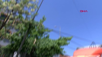 İSTANBUL-SANCAKTEPE'DE TIR ELEKTRİK DİREKLERİNİ DEVİRDİ