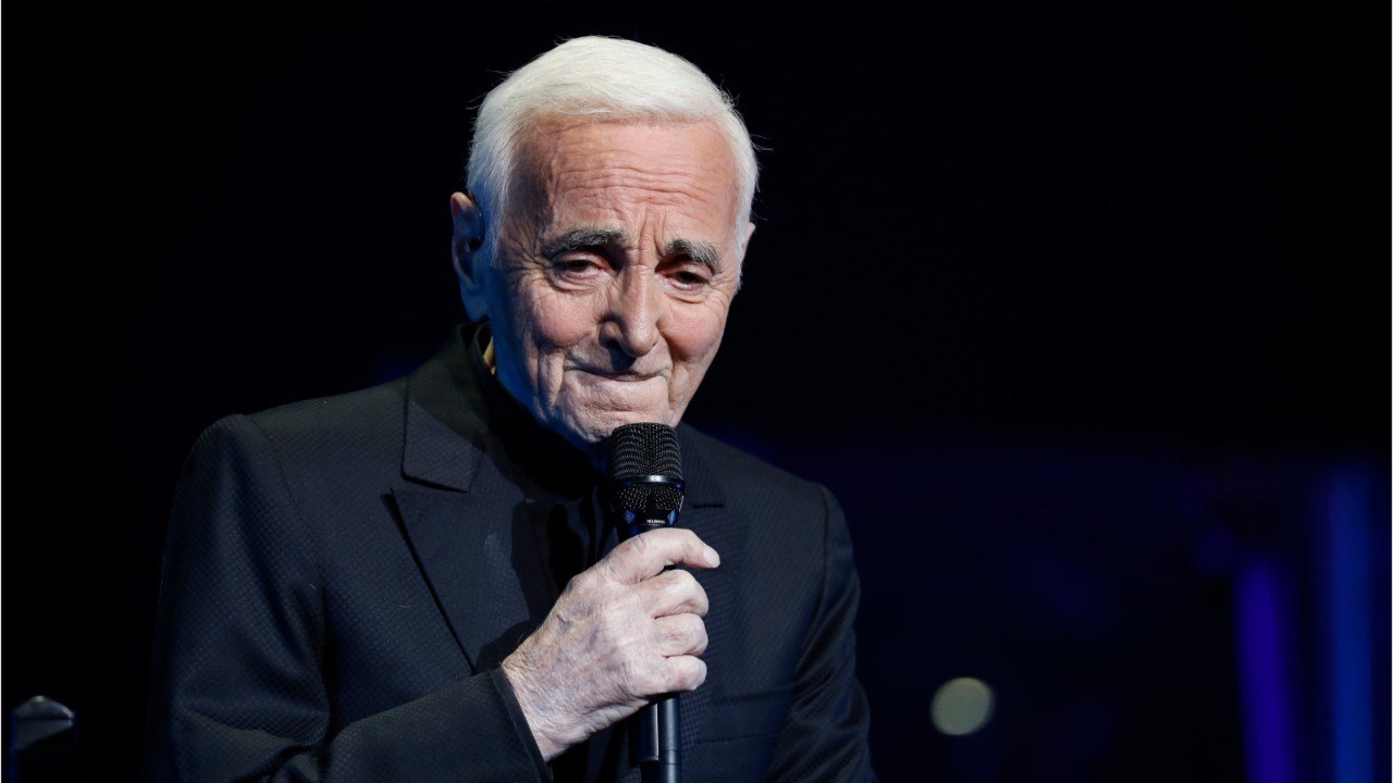 VOICI : Charles Aznavour : pourquoi la mort de Johnny Hallyday l'a touché comme si "c'était l'un de ses propres enfants"