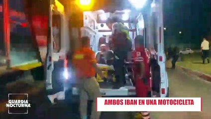 Un hombre y una mujer derraparon en una motocicleta sobre el carril exclusivo del Macrobús