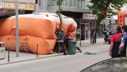 Balkondan sarkan genç kız kalabalığa korku dolu anlar yaşattı