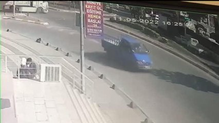 Sultanbeyli'de şüpheli araç kovalayan motosikletli polis ekibi tıra çarptı